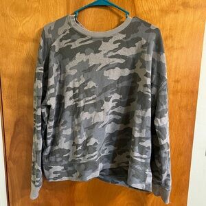 Universal Thread Gray Camouflage Top